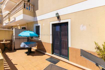 Cómoda planta baja con terraza y piscina en Mercadal