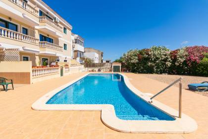 Cómoda planta baja con terraza y piscina en Mercadal