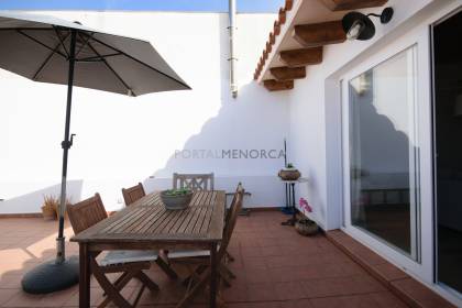 Casa de tres dormitorios reformada y con terraza en Mahon