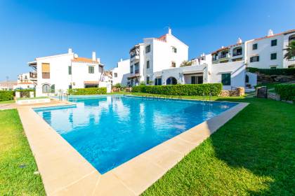 Bonito apartamento reformado con piscina y vistas al mar