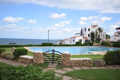 Lovely fully renovated apartment with pool and sea views