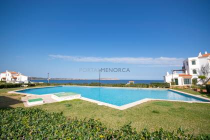 Lovely fully renovated apartment with pool and sea views