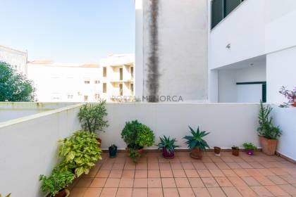 Planta baja con gran terraza y plaza de parking en Es Mercadal