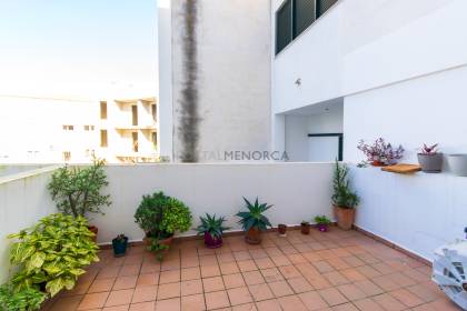 Planta baja con gran terraza y plaza de parking en Es Mercadal