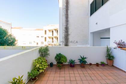 Planta baja con gran terraza y plaza de parking en Es Mercadal