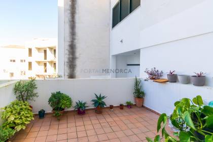 Planta baja con gran terraza y plaza de parking en Es Mercadal