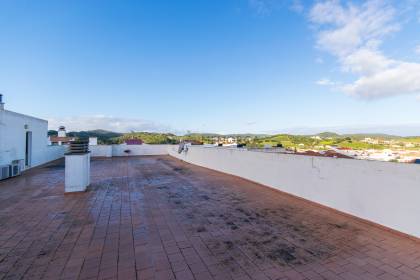 Planta baja con gran terraza y plaza de parking en Es Mercadal