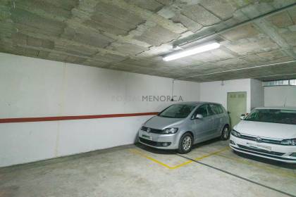 Plaza de parking con trastero en venta en Es Mercadal.