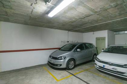 Plaza de parking con trastero en venta en Es Mercadal.