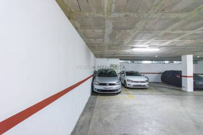 Plaza de parking con trastero en venta en Es Mercadal.