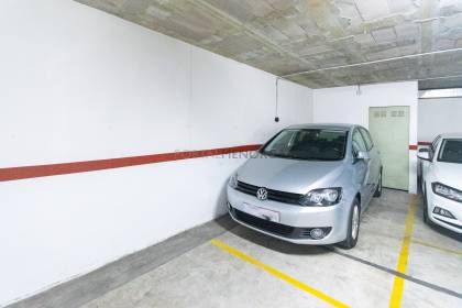 Plaza de parking con trastero en venta en Es Mercadal.