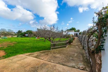 Country house for sale just a few minutes from the town of Sant lluis