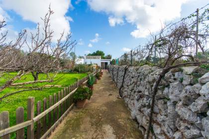 Country house for sale just a few minutes from the town of Sant lluis