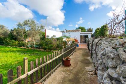 Country house for sale just a few minutes from the town of Sant lluis