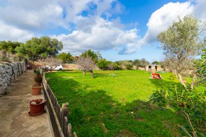 Country house for sale just a few minutes from the town of Sant lluis