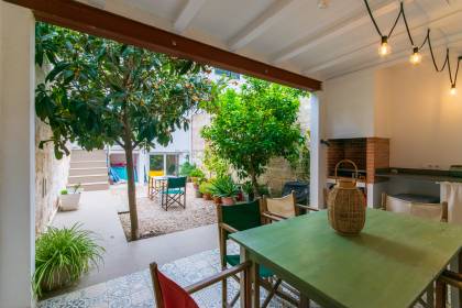 Espaciosa casa reformada con patio en Ciutadella