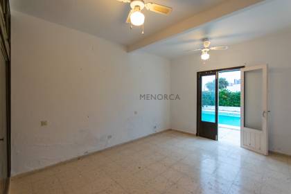 Chalet de 5 dormitorios con piscina y vistas al mar a la venta en S'Algar