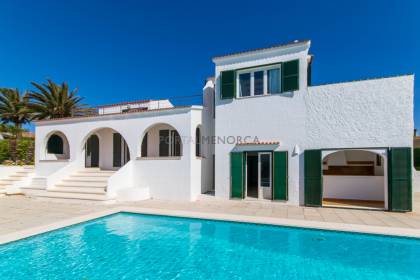Chalet de 5 dormitorios con piscina y vistas al mar a la venta en S'Algar