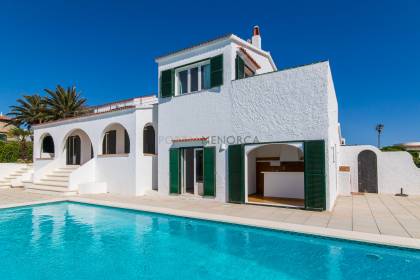 Chalet de 5 dormitorios con piscina y vistas al mar a la venta en S'Algar