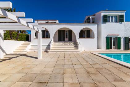 Chalet de 5 dormitorios con piscina y vistas al mar a la venta en S'Algar