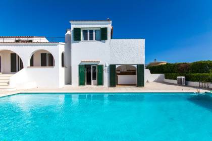 Chalet de 5 dormitorios con piscina y vistas al mar a la venta en S'Algar