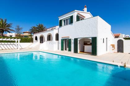 Chalet de 5 dormitorios con piscina y vistas al mar a la venta en S'Algar
