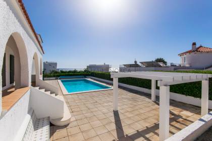Chalet de 5 dormitorios con piscina y vistas al mar a la venta en S'Algar