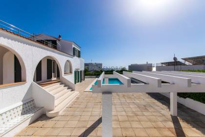Chalet de 5 dormitorios con piscina y vistas al mar a la venta en S'Algar