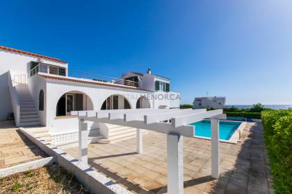 Chalet de 5 dormitorios con piscina y vistas al mar a la venta en S'Algar