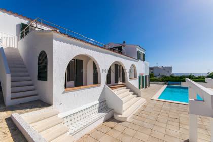 Chalet de 5 dormitorios con piscina y vistas al mar a la venta en S'Algar