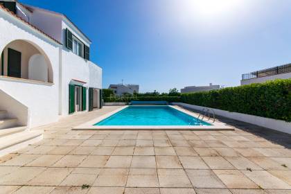 Chalet de 5 dormitorios con piscina y vistas al mar a la venta en S'Algar