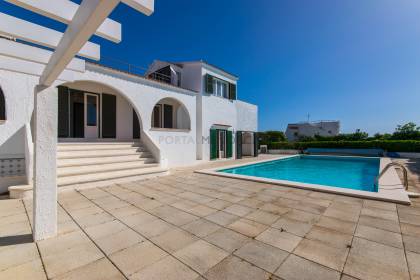 Chalet de 5 dormitorios con piscina y vistas al mar a la venta en S'Algar
