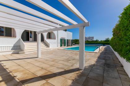 Chalet de 5 dormitorios con piscina y vistas al mar a la venta en S'Algar