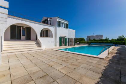 Chalet de 5 dormitorios con piscina y vistas al mar a la venta en S'Algar