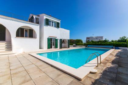 Chalet de 5 dormitorios con piscina y vistas al mar a la venta en S'Algar