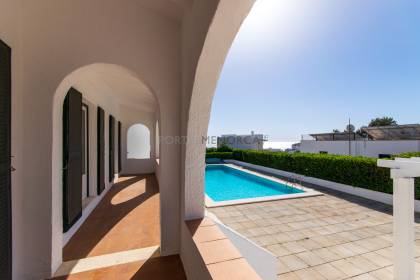 Chalet de 5 dormitorios con piscina y vistas al mar a la venta en S'Algar