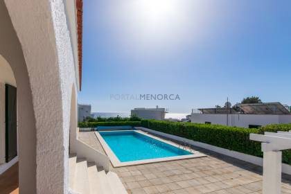 Chalet de 5 dormitorios con piscina y vistas al mar a la venta en S'Algar