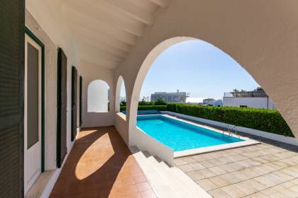Chalet de 5 dormitorios con piscina y vistas al mar a la venta en S'Algar