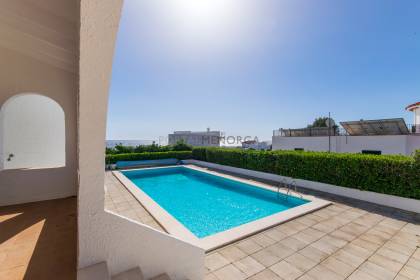 Chalet de 5 dormitorios con piscina y vistas al mar a la venta en S'Algar