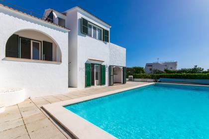 Chalet de 5 dormitorios con piscina y vistas al mar a la venta en S'Algar