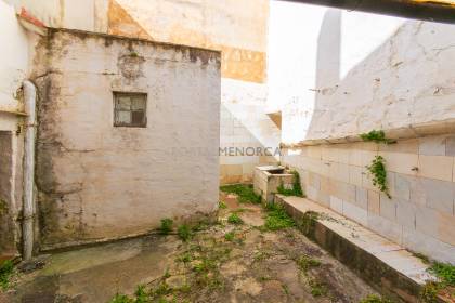 Maison à rénover avec sa propre cour en vente à Ferreries