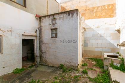 Maison à rénover avec sa propre cour en vente à Ferreries