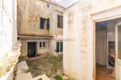 Maison à rénover avec sa propre cour en vente à Ferreries
