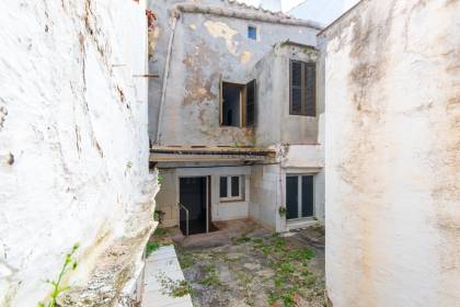 Maison à rénover avec sa propre cour en vente à Ferreries