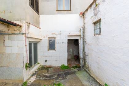 Maison à rénover avec sa propre cour en vente à Ferreries