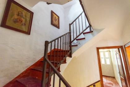 Maison à rénover avec sa propre cour en vente à Ferreries