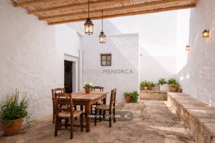 Maison à rénover avec sa propre cour en vente à Ferreries