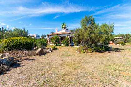 Chalet unifamiliar con gran parcela en primera linea de S'Algar