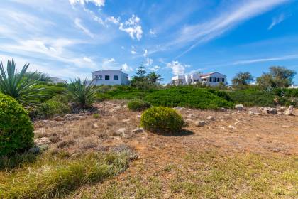 Chalet unifamiliar con gran parcela en primera linea de S'Algar