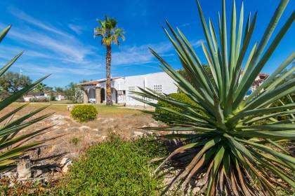 Chalet unifamiliar con gran parcela en primera linea de S'Algar